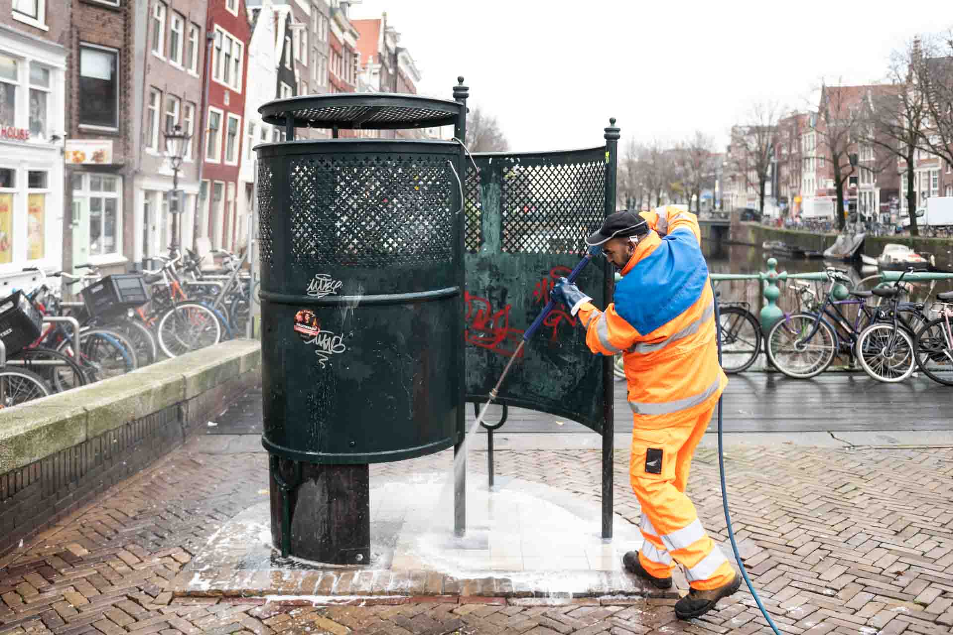 Schoonmaak van de plaskrul Amsterdam