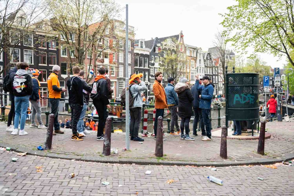 Lange rijen voor plaskrul Koningsdag Amsterdam