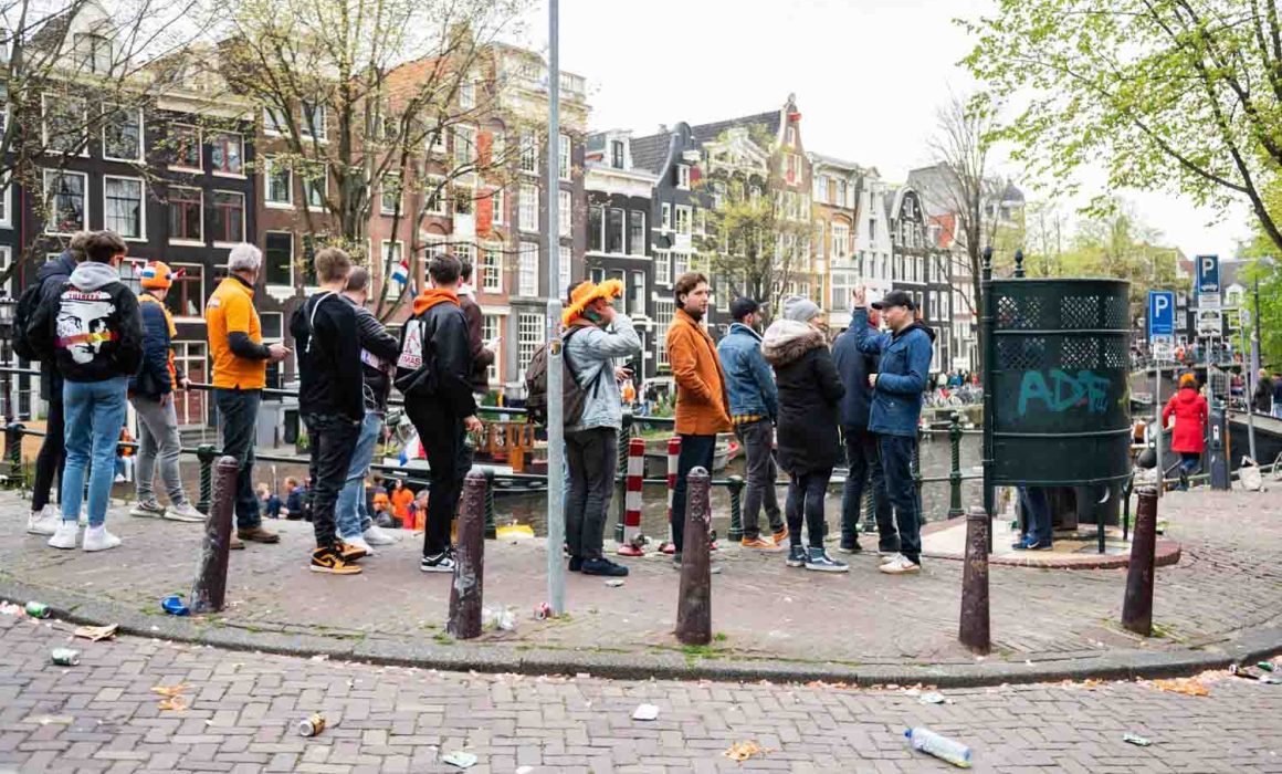 Lange rijen voor plaskrul Koningsdag Amsterdam